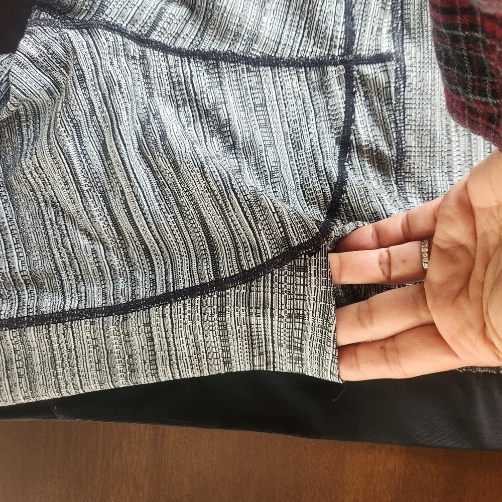 Athleta Mantra Black leggings black, gray, and white size Small - Picture 5 of 13
